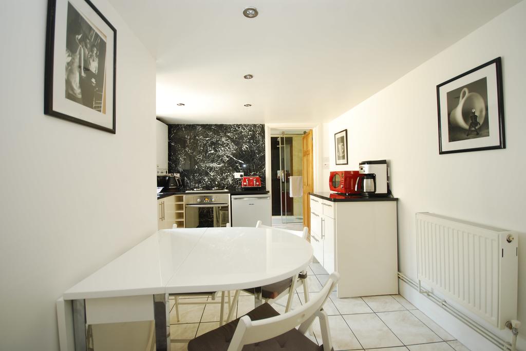 Soho-Serviced-Accommodation-Old-Compton-Street-Apartments-Near-Queen's-Theatre-Urban-Stay-11