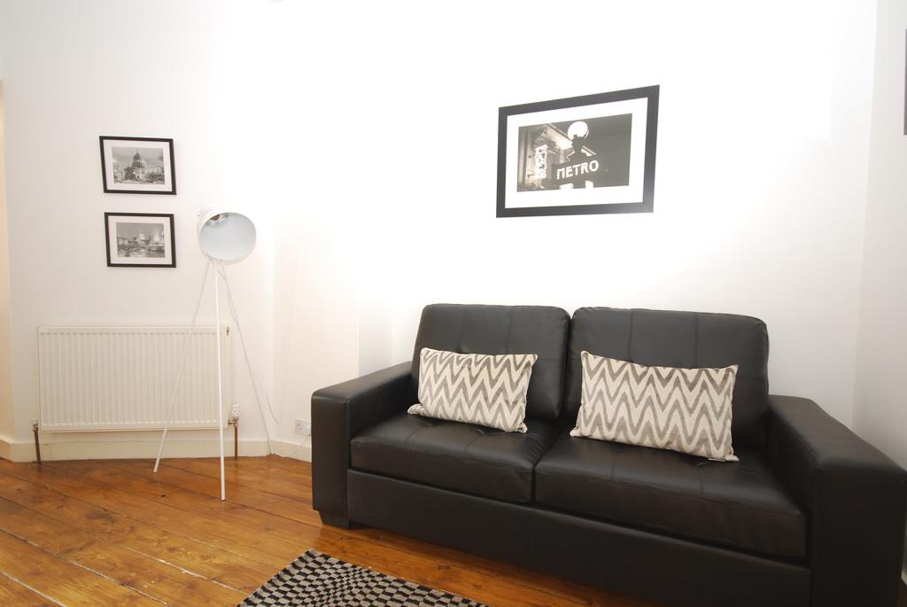Soho-Serviced-Accommodation-Old-Compton-Street-Apartments-Near-Queen's-Theatre-Urban-Stay-3