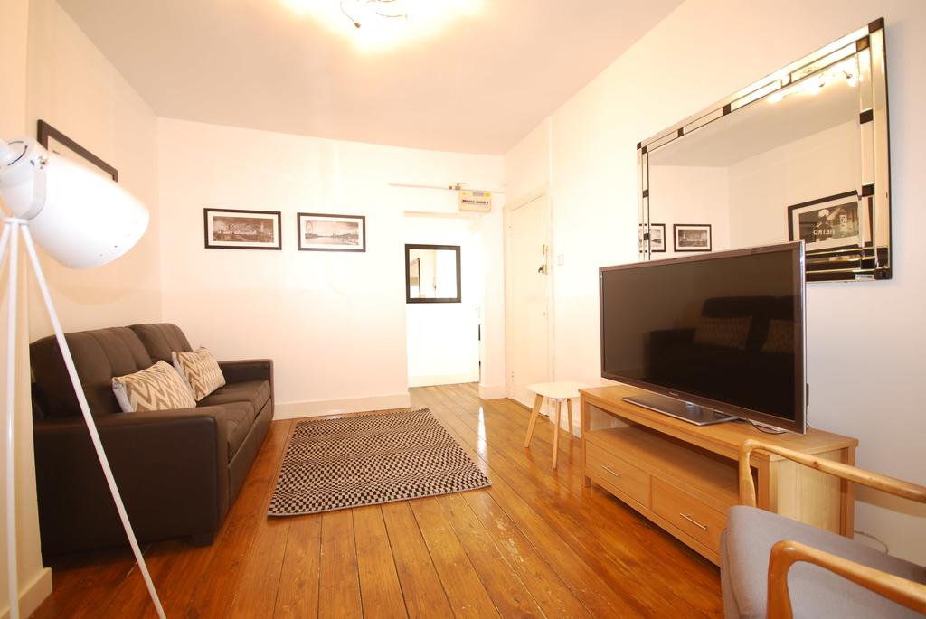 Soho-Serviced-Accommodation-Old-Compton-Street-Apartments-Near-Queen's-Theatre-Urban-Stay-4
