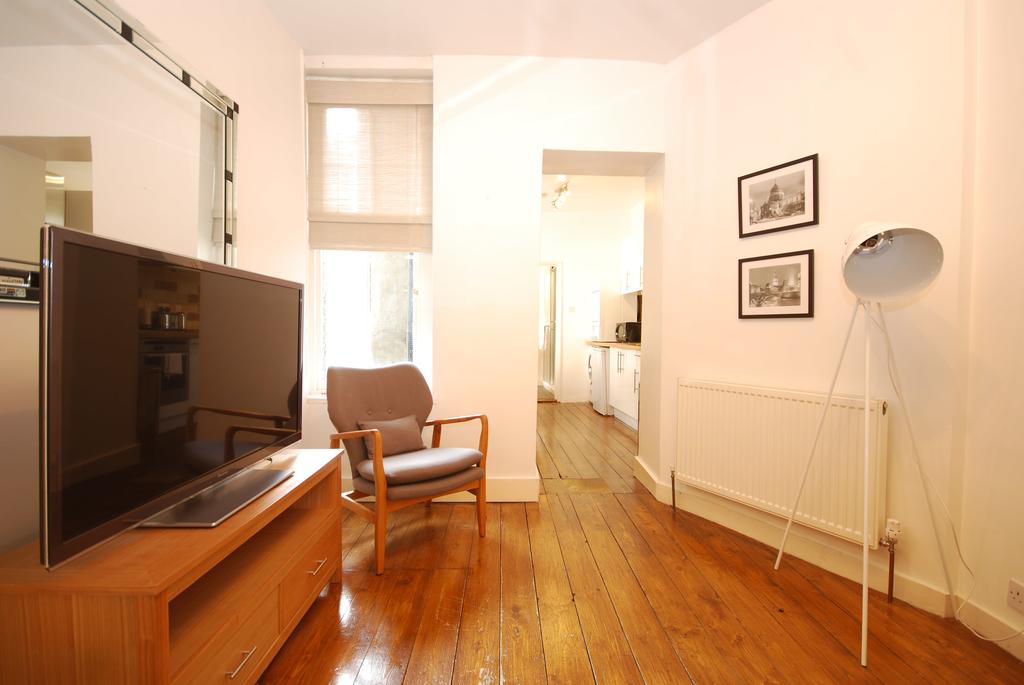 Soho-Serviced-Accommodation-Old-Compton-Street-Apartments-Near-Queen's-Theatre-Urban-Stay-5