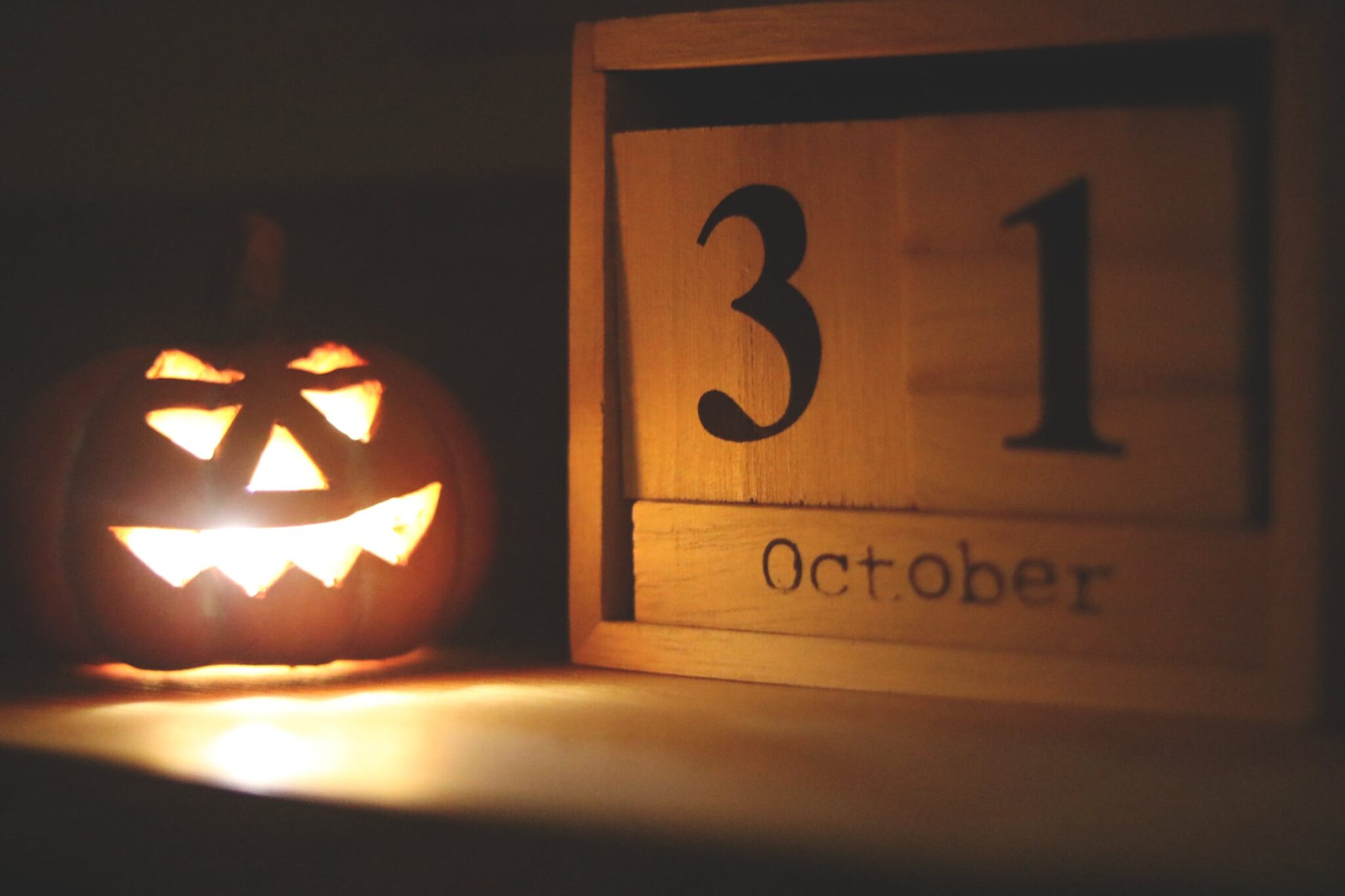 How to Celebrate Halloween in Lockdown-Urban Stay pumpkin carving