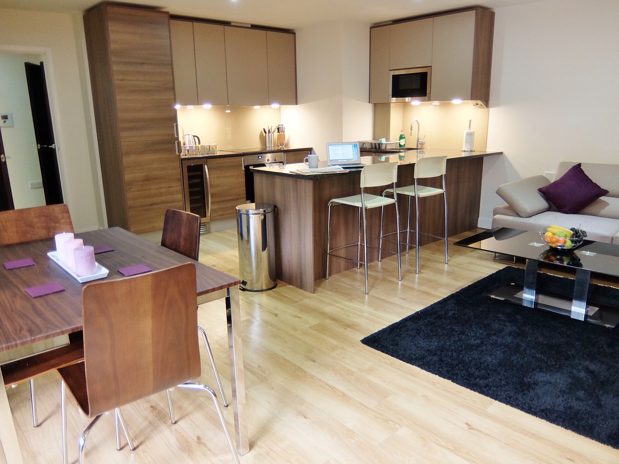 Book-Colindale-Serviced-Apartments-in-North-London-now.-This-self-catering-accommodation-with-balcony-has-Wifi,-a-smart-TV-and-full-kitchen.