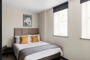 Our London Short Let Accommodation in the City comes with modern interiors, free Wifi, lift, on-site gym and private garden. Book it now! | Urban Stay