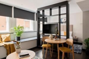 Our London Short Let Accommodation in the City comes with modern interiors, free Wifi, lift, on-site gym and private garden. Book it now! | Urban Stay