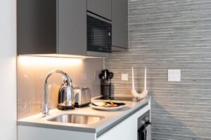 Our London Short Let Accommodation in the City comes with modern interiors, free Wifi, lift, on-site gym and private garden. Book it now! | Urban Stay