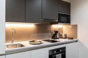Our London Short Let Accommodation in the City comes with modern interiors, free Wifi, lift, on-site gym and private garden. Book it now! | Urban Stay