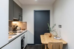 Our London Short Let Accommodation in the City comes with modern interiors, free Wifi, lift, on-site gym and private garden. Book it now! | Urban Stay