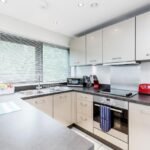 Bracknell Self-Catering Apartments - The Ring Balcony Parking Free Wifi Apartments - Urban Stay