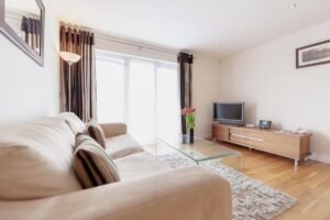 Epsom Serviced Accommodation - Marquis Court Free Wifi Parking Lift Desk Space Apartments - Urban Stay