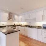Epsom Serviced Accommodation - Marquis Court Free Wifi Parking Lift Desk Space Apartments - Urban Stay