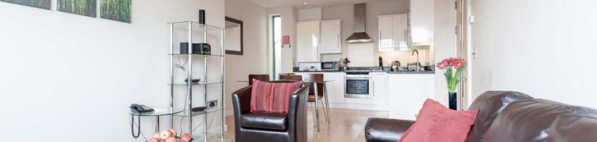 Epsom Serviced Accommodation - Marquis Court Free Wifi Parking Lift Desk Space Apartments - Urban Stay