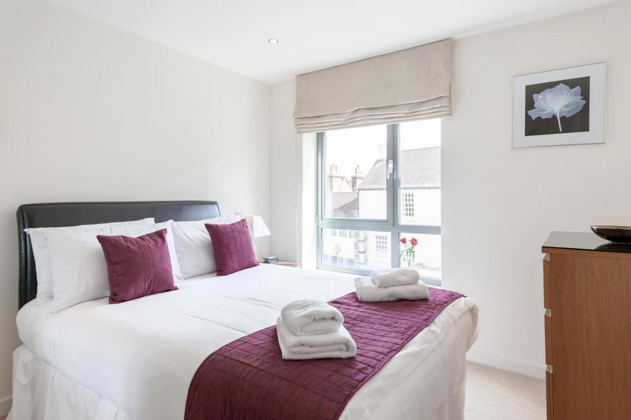Epsom-Serviced-Accommodation---Marquis-Court-Free-Wifi-Parking-Lift-Desk-Space-Apartments---Urban-Stay