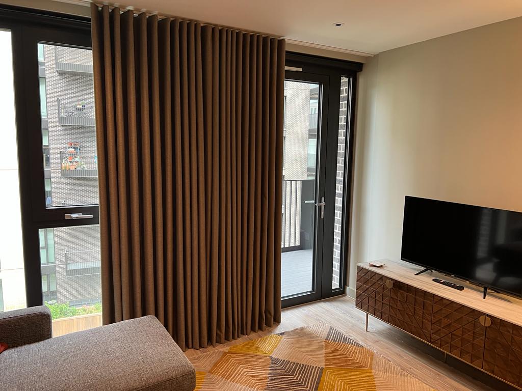 Wembley-Serviced-Accommodation-near-Wembley-Stadium-with-lift-access,-balcony,-Smart-TV,-Wifi,-24h-reception,-cinema-and-roof-garden!