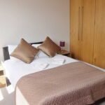 London Serviced Accommodation - Twickenham Free Wifi On-Site Parking Cafe Apartments - Urban Stay