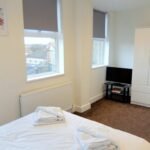London Serviced Accommodation - Twickenham Free Wifi On-Site Parking Cafe Apartments - Urban Stay