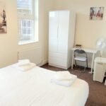 London Serviced Accommodation - Twickenham Free Wifi On-Site Parking Cafe Apartments - Urban Stay