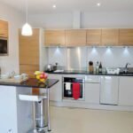 London Serviced Accommodation - Twickenham Free Wifi On-Site Parking Cafe Apartments - Urban Stay