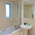 London Short Let Apartment - Surbiton Free Wifi On-site Parking Serviced Apartments - Urban Stay