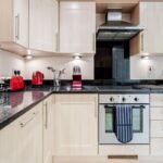 Self-Catering Apartments Leatherhead - Leret Way Free Wifif On-Site Parking Transfer Apartments - Urban Stay