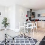 Serviced Accommodation Staines - Clarence Street City Centre Free Wifi Parking Apartments - Urban Stay
