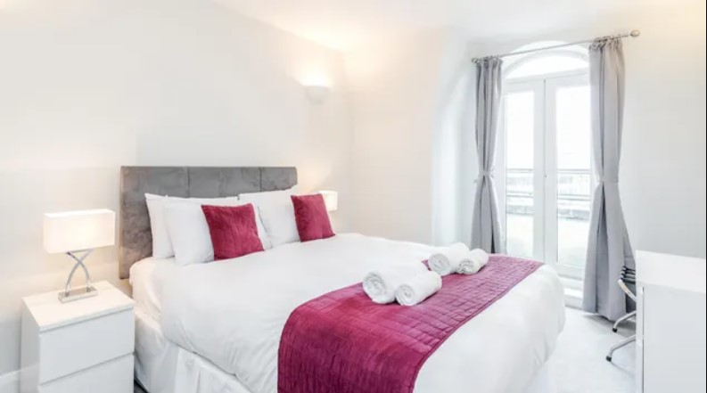 Serviced-Accommodation-Staines---Clarence-Street-City-Centre-Free-Wifi-Parking-Apartments---Urban-Stay