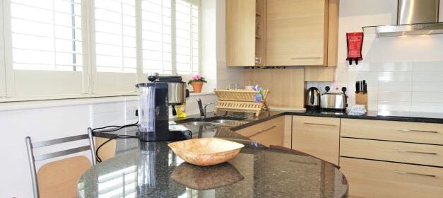 Surrey Serviced Accommodation - Hampton Court Free Wifi DVD Player Parking Apartment - Urban Stay