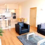 Surrey Serviced Accommodation - Hampton Court Free Wifi DVD Player Parking Apartment - Urban Stay