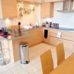 Surrey Serviced Accommodation - Hampton Court Free Wifi DVD Player Parking Apartment - Urban Stay