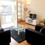 Surrey Serviced Accommodation - Hampton Court Free Wifi DVD Player Parking Apartment - Urban Stay