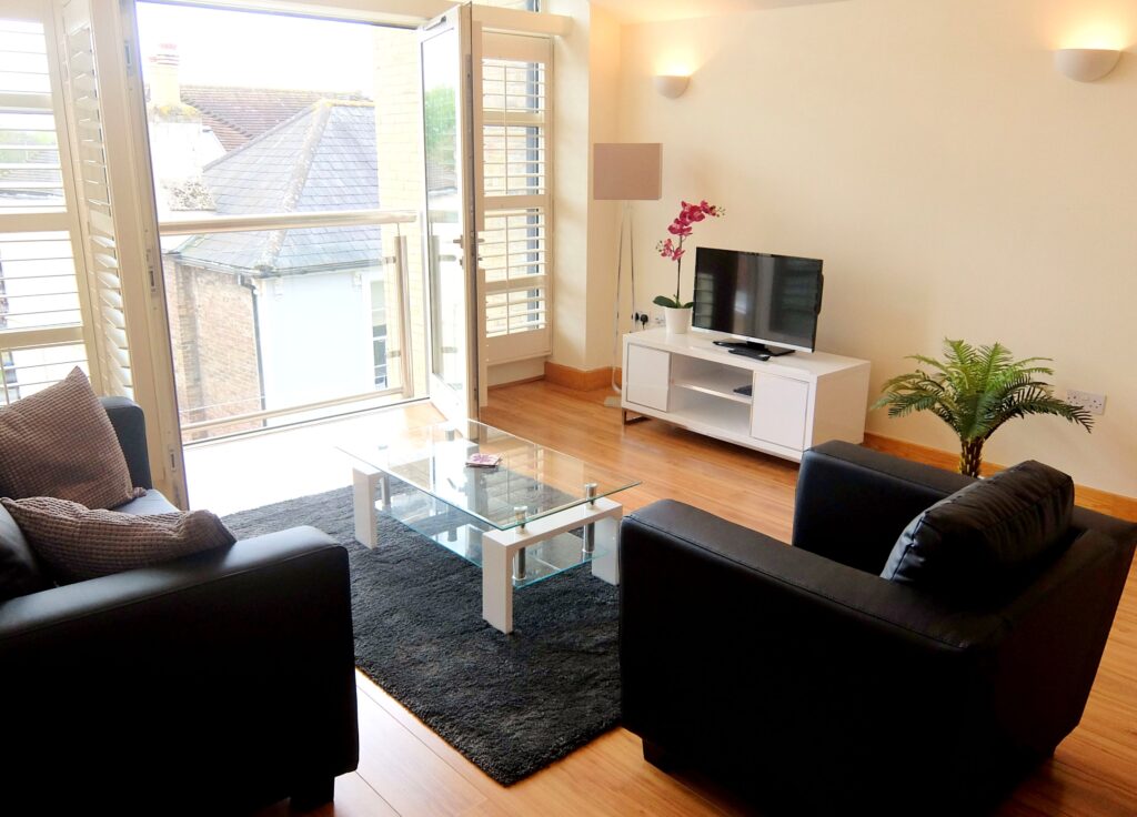 Surrey Serviced Accommodation - Hampton Court Free Wifi DVD Player Parking Apartment - Urban Stay