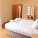 Surrey Serviced Accommodation - Hampton Court Free Wifi DVD Player Parking Apartment - Urban Stay