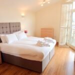 Surrey Serviced Accommodation - Hampton Court Free Wifi DVD Player Parking Apartment - Urban Stay