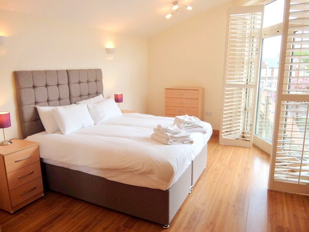Surrey-Serviced-Accommodation---Hampton-Court-Free-Wifi-DVD-Player-Parking-Apartment---Urban-Stay