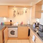 Surrey Serviced Accommodation - Hampton Court Free Wifi DVD Player Parking Apartment - Urban Stay