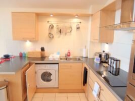 Surrey Serviced Accommodation - Hampton Court Free Wifi DVD Player Parking Apartment - Urban Stay