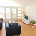 Surrey Serviced Accommodation - Hampton Court Free Wifi DVD Player Parking Apartment - Urban Stay