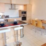 Surrey Serviced Accommodation - Hampton Court Free Wifi DVD Player Parking Apartment - Urban Stay