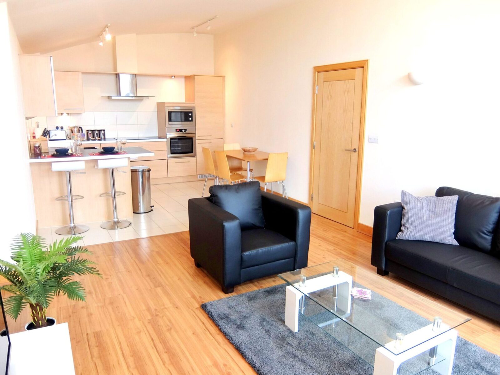 Surrey-Serviced-Accommodation---Hampton-Court-Free-Wifi-DVD-Player-Parking-Apartment---Urban-Stay