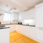 West London Accommodation - Kew Bridge Court Parking Balcony Private Garden Apartments - Urban Stay