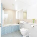 West London Accommodation - Kew Bridge Court Parking Balcony Private Garden Apartments - Urban Stay