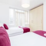 West London Accommodation - Kew Bridge Court Parking Balcony Private Garden Apartments - Urban Stay