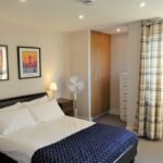 West London Serviced Accommodation - High Street Free Wifi Patio Balconi Parking Apartments - Urban Stay