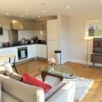 West London Serviced Accommodation - High Street Free Wifi Patio Balconi Parking Apartments - Urban Stay