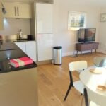 West London Serviced Accommodation - High Street Free Wifi Patio Balconi Parking Apartments - Urban Stay