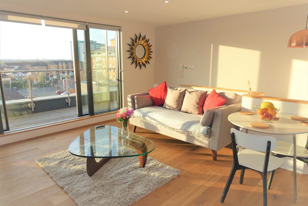 West London Serviced Accommodation - High Street Free Wifi Patio Balconi Parking Apartments - Urban Stay