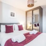 West London Serviced Apartment - The Quadrant Free Wifi Fitted Kitchen On-Site Parkin Apartments - Urban Stay