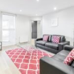 West London Serviced Apartment - The Quadrant Free Wifi Fitted Kitchen On-Site Parkin Apartments - Urban Stay
