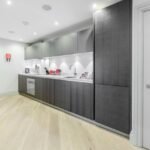 West London Serviced Apartment - The Quadrant Free Wifi Fitted Kitchen On-Site Parkin Apartments - Urban Stay
