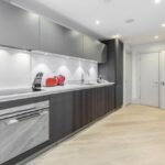 West London Serviced Apartment - The Quadrant Free Wifi Fitted Kitchen On-Site Parkin Apartments - Urban Stay