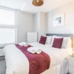 West London Serviced Apartment - The Quadrant Free Wifi Fitted Kitchen On-Site Parkin Apartments - Urban Stay